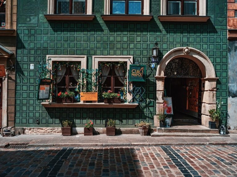 Gruzinskie dvoriki v moskve gde vokalno igrajut polifoniju i podajut vkusnejshee sacivi e696765.jpg